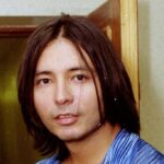 Символічна сцена з мікрофоном, нотами кирилицею та ручкою українською