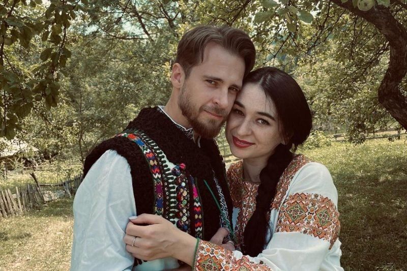 макет будинку й мікрофон на столі, символічний натюрморт