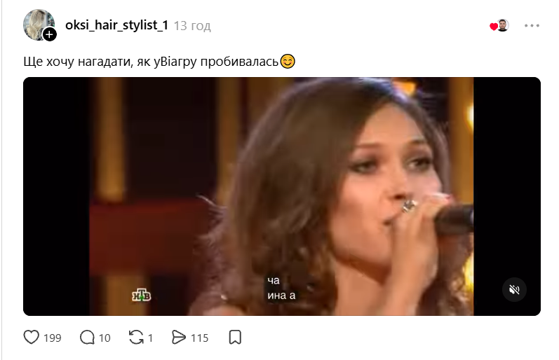 вінтажний мікрофон на столі з нотами, тепле бокове світло, без обличчя