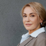 Символічна кінематографічна сцена без облич українською