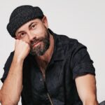композиція зі стопкою книг, чашкою та окулярами на м’якому світлі