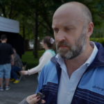символічна сцена з кінопланкою, сценарієм і ручкою на дерев'яному столі