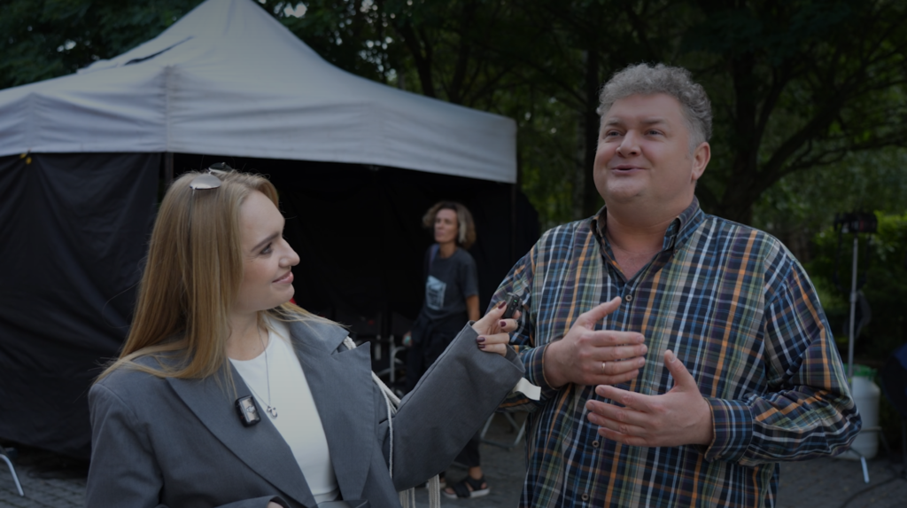 камерна сцена з сценарієм, хлопавкою і теплим різдвяним освітленням українською