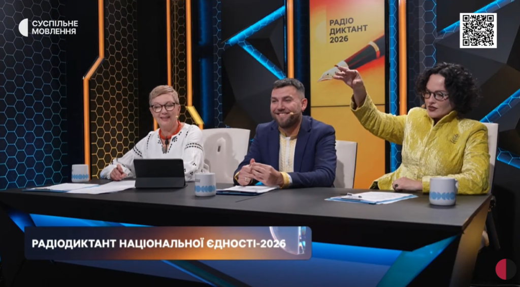 ручка на столі на нейтральному фоні, папір з почерком українською