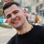символічний кадр подряпаного капота автомобіля, без людей