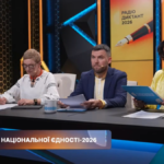 ручка і папір на столі біля радіоприймача
