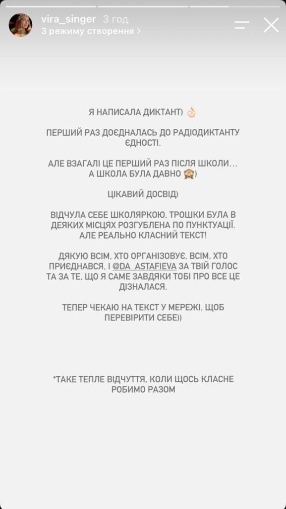 ручка на аркуші паперу біля навушників і радіоприймача