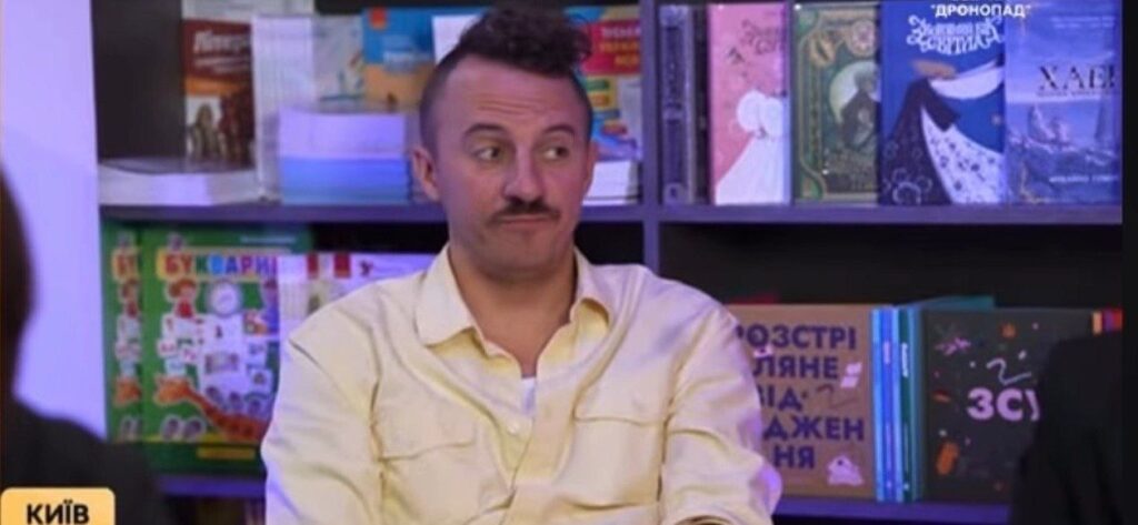 Ретро-радіо і аркуш диктанту на дерев'яному столі з маленьким кухарським ковпаком