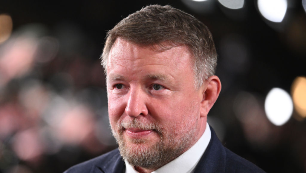 деталі кіносет: порожній трейлерний стілець, хлопавка та постер на стіні
