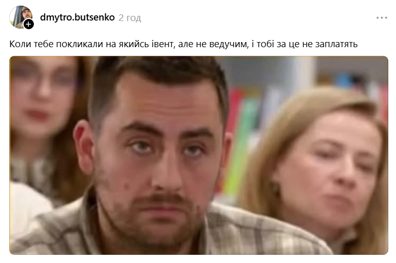На столі старовинний радіомікрофон і паперова маска з нейтральним виразом