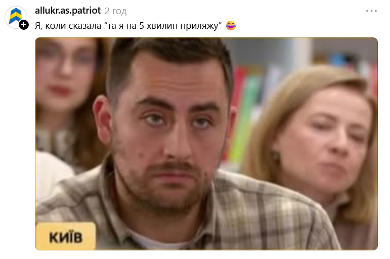 Смартфон зі стрічкою коментарів поруч із радіонавушниками на столі