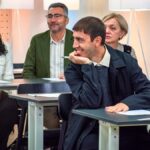 документи та ручка на текстурованій поверхні з сухою травою