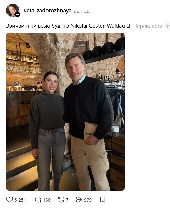 інтер'єр бару з маленьким столиком і чашками, тепле освітлення, без облич