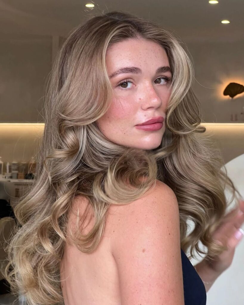 колірні зразки в відтінках mushroom blonde на нейтральному тлі
