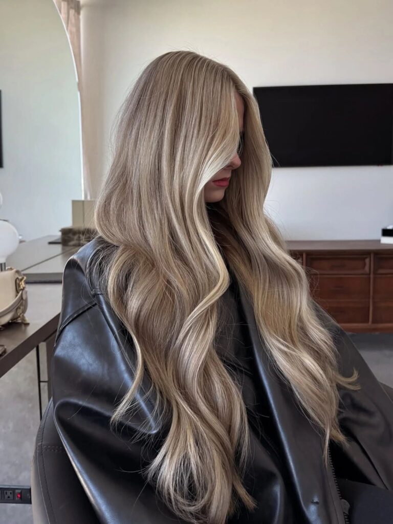пасма волосся з плавним переходом від темних коренів до mushroom blonde