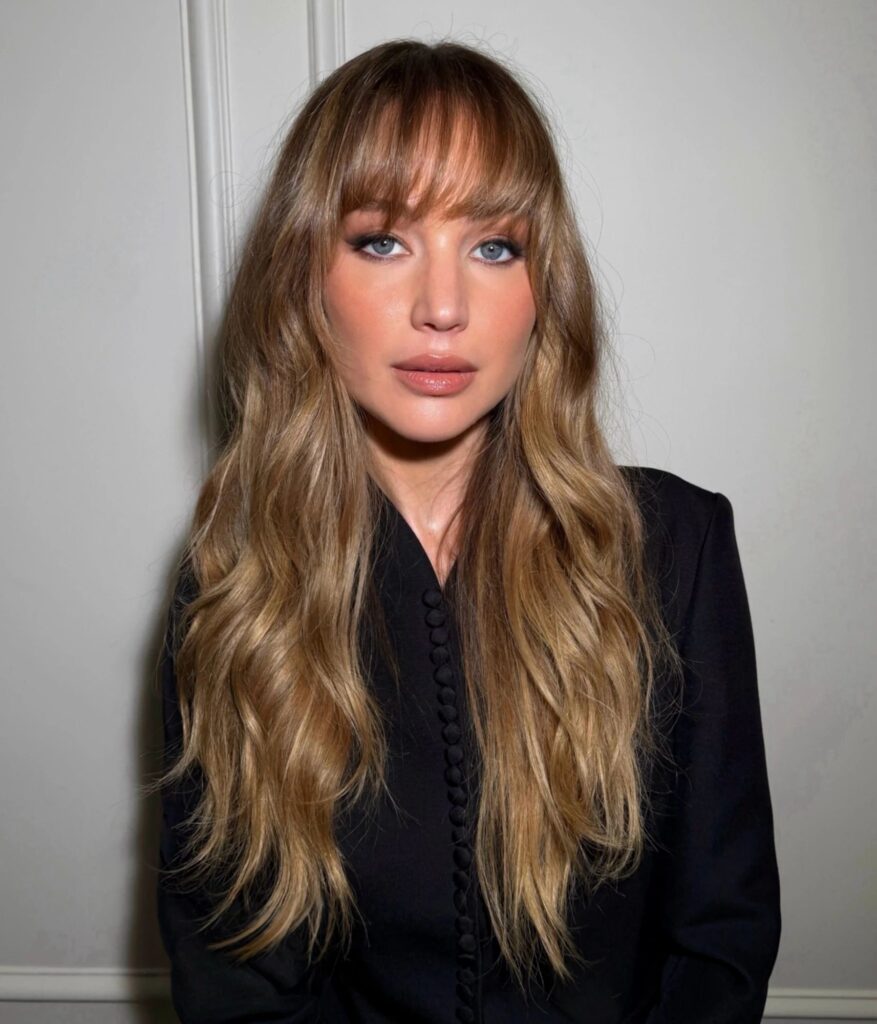 інструменти перукаря та палітра mushroom blonde на столі
