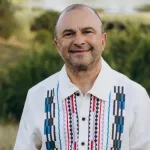 Символічна предметна сцена з платівкою, окулярами й сухою квіткою