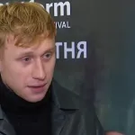 символічна сценічна предметна композиція з предметами кіносету без обличчя людей