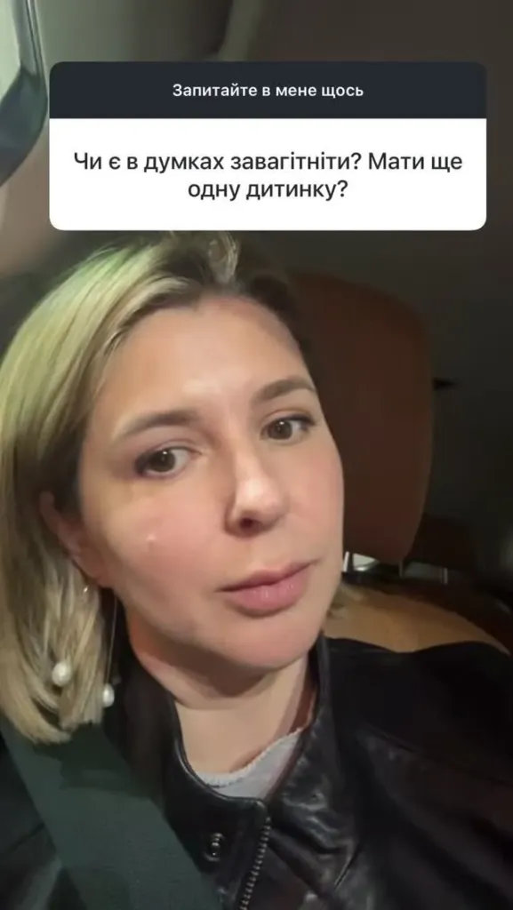 символічна сцена з дитячими черевичками на полиці