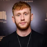 символічна предметна сцена з хлопавкою, фігурками тварин, окулярами і гантелею