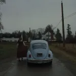 символічна сцена з кіноплівкою, гіпсовою рукою та свічками