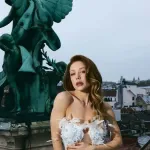 предметна сцена на даху з театральними крилами та тканиною