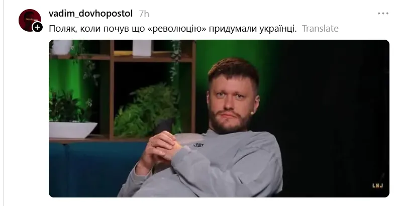 смартфон на кавовому столі з розмитими іконками соцмереж і чорно-білими політичними карикатурами