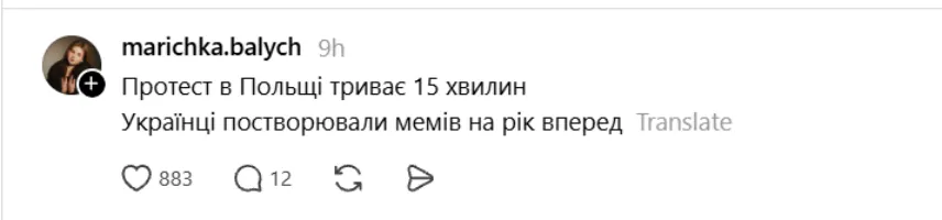 газета і стилізована мапа Польщі з маленькою іграшковою будівлею уряду
