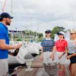 символічна предметна сцена з трояндою та морським елементом, кінематичне світло