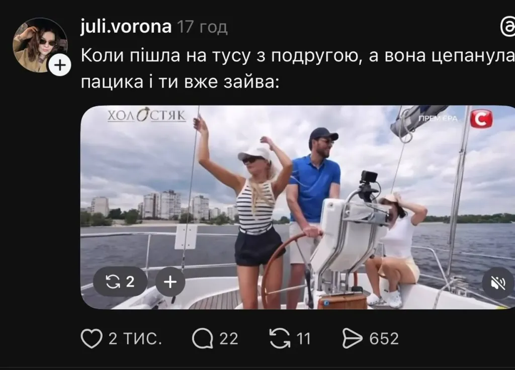 Клаптом, пензель для макіяжу і навушники на оксамитовому тлі