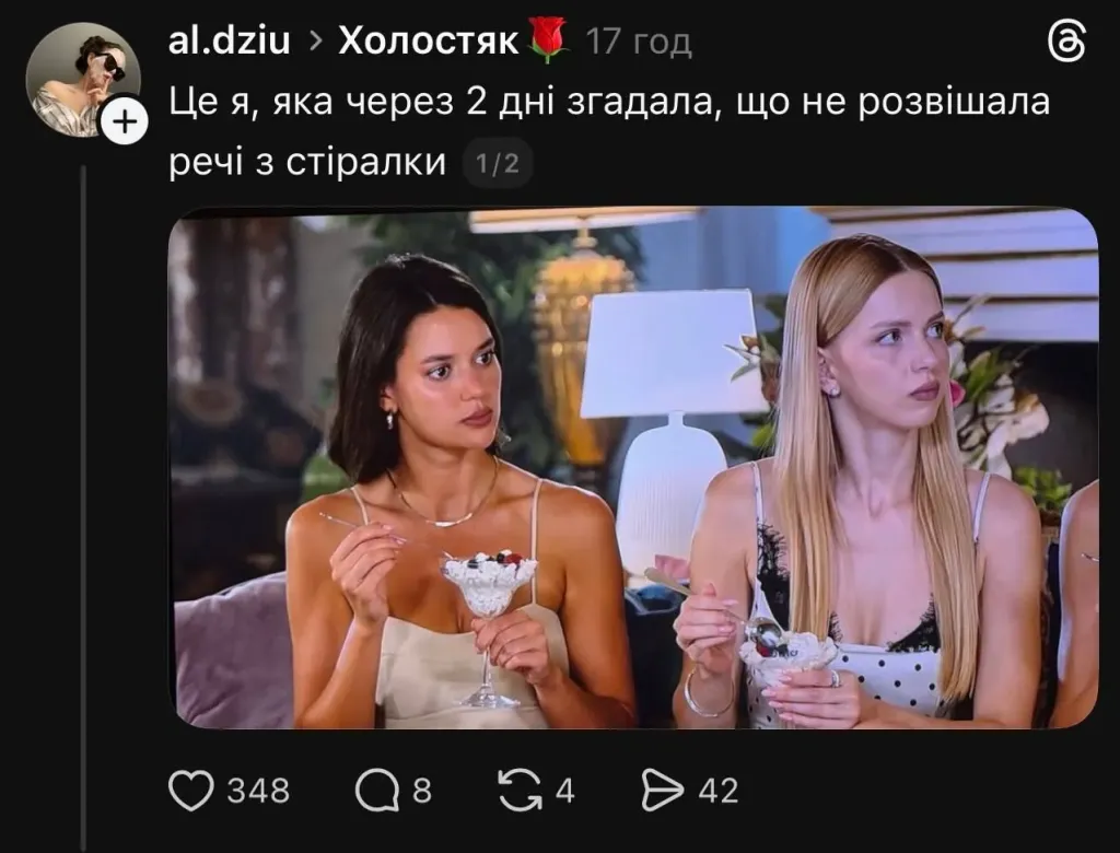 Три відкинуті бейджі й зім’ятий бутон троянди на столі