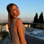 натюрморт з зіркою, квитком, подарунком і листівкою Парижа