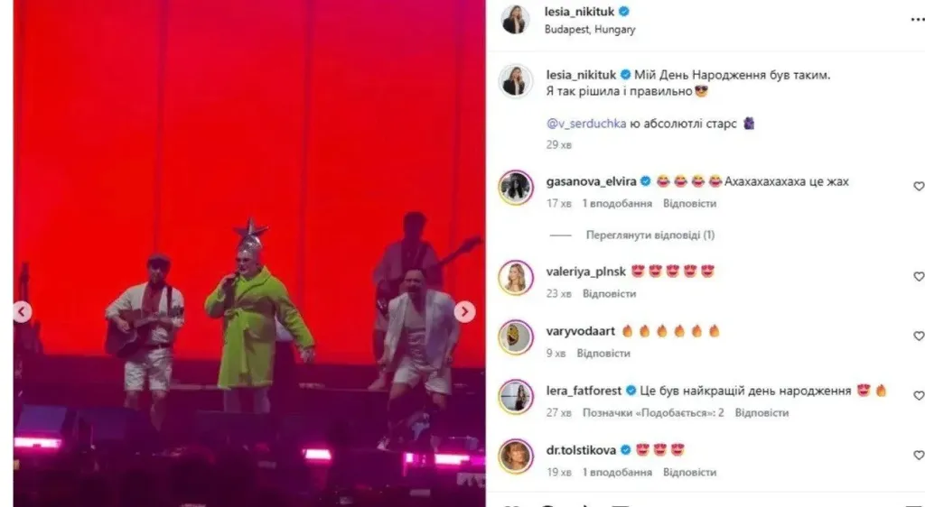 подарунок і повідомлення про день народження поруч із коробкою