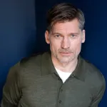 символічна сцена кута укриття з складеним постіллям і приглушеним світлом, без облич